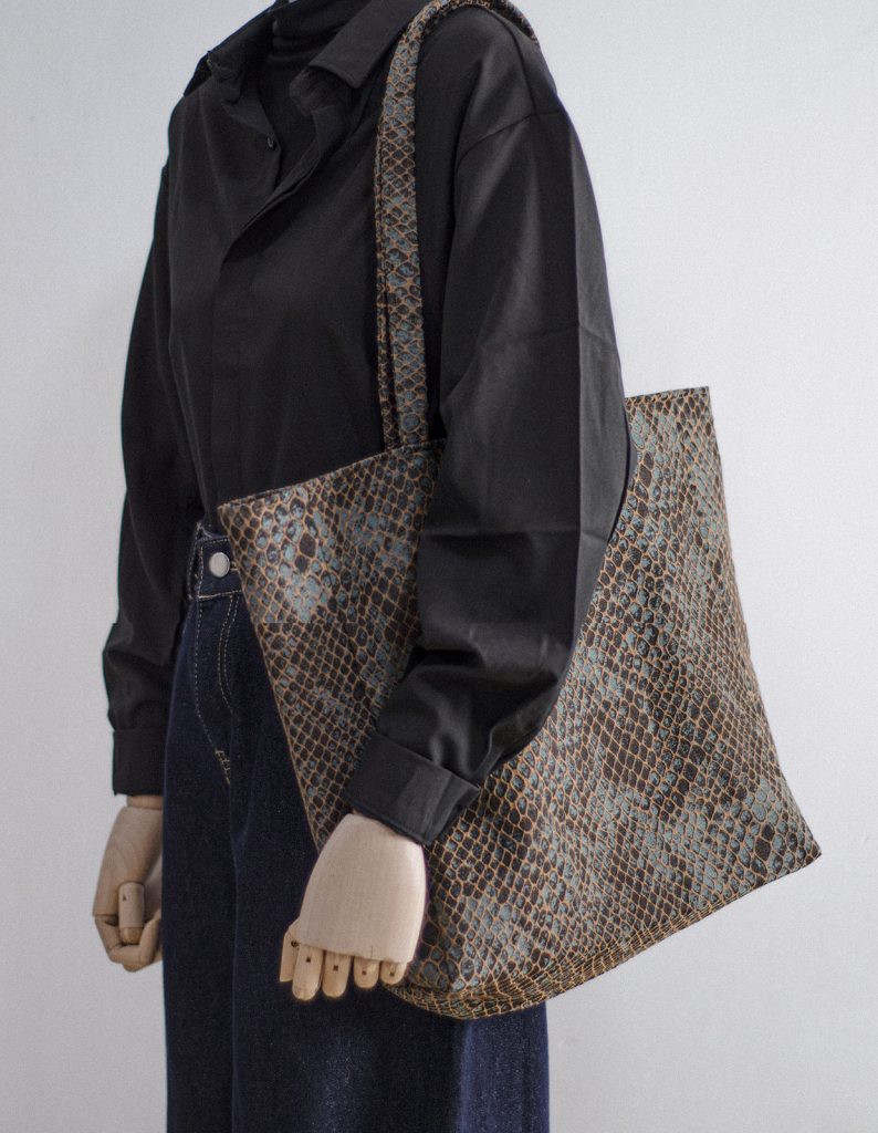 momocolorSnake print canvas bag